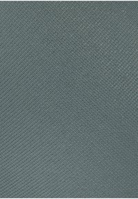 Strukturiertes Gewebe in einem gedämpften blau-grauen Farbton, mit einem diagonalen Webmuster und einer glatten Oberfläche, geeignet für Polsterungen oder Bekleidung.