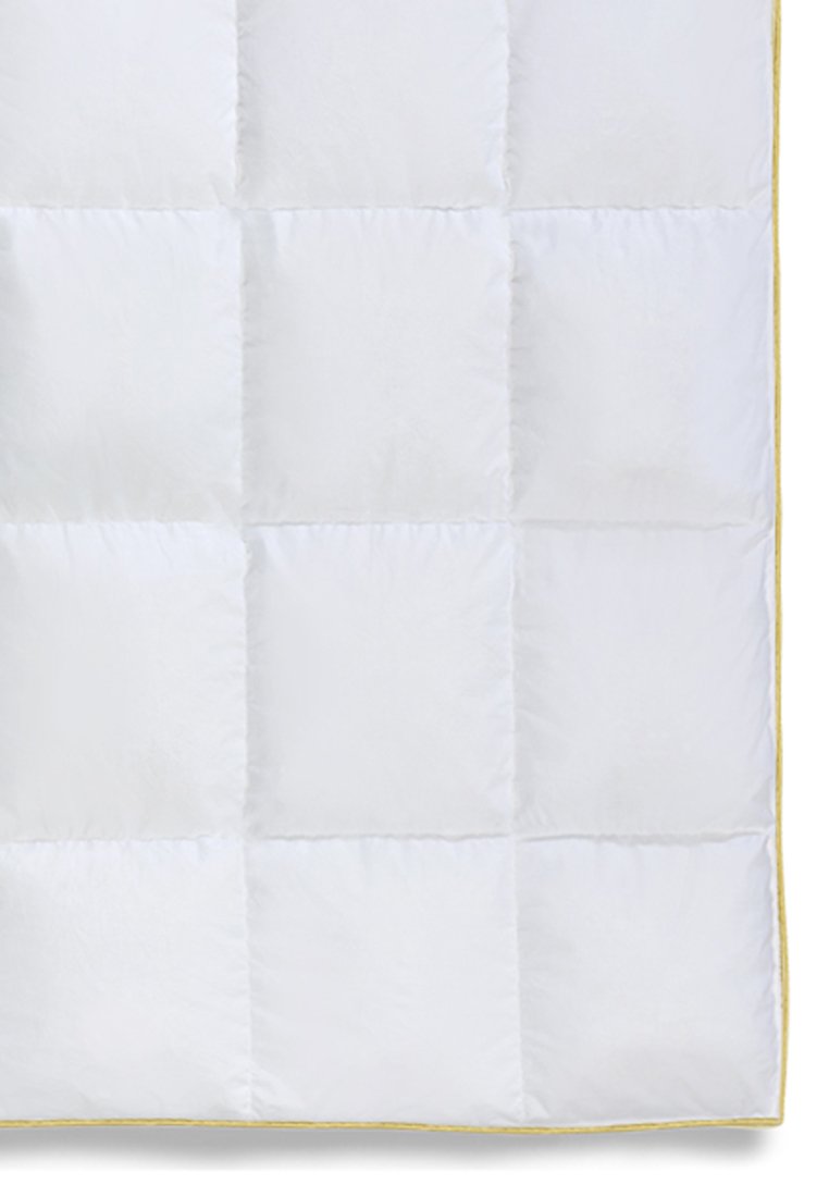 Weißes gesteppte Bettdecke mit quadratischen Patches und einem goldenen Rand entlang der Kante, hergestellt aus weichem, glattem Stoff.