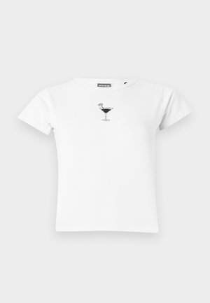 Hvit T-skjorte med korte ermer, med en liten svart martiniglass og hjerte detalj plassert sentralt under halslinningen, merket Hugo.