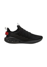 Scarpa sportiva nera con una parte superiore in mesh testurizzato, lacci piatti e una suola spessa. Presenta un accento del marchio rosso sul tallone e dettagli rotondi sulla suola.
