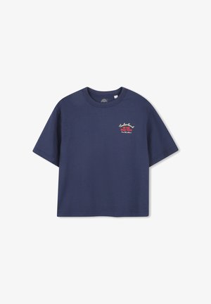 T-shirt en coton bleu marine avec une coupe décontractée. Présente un petit logo brodé sur la poitrine, des manches courtes et un col rond.