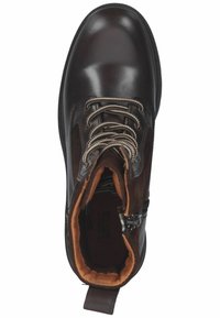 Botte cheville en cuir marron avec finition texturée, bout rond, lacets beiges et intérieur rembourré couleur beige clair. Dotée d'une languette arrière pour un enfilage facile.