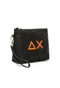 Borsa in nylon nero con zip, caratterizzata da un simbolo arancione a delta e croce. Include una tracolla removibile e metallo argentato.