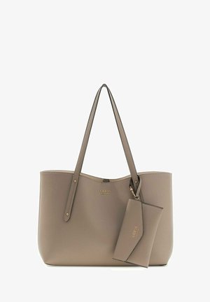 Beige tygväska med två axelremmar, med en guldfärgad logotyp och en avtagbar matchande liten väska. Släta kanter och minimalistisk design.