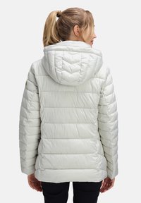 Jasnoszara kurtka puchowa z kapturem, z pikowaną fakturą i poziomymi szwami. Zawiera małe logo na lewym rękawie.