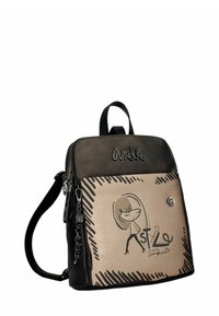 Zaino nero e beige in pelle sintetica, con design grafico, testo "STYLE" e un accento floreale, con spallacci regolabili.