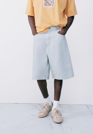 PULL&BEAR, BERMUDA DENIM RELAXED SHORT - BERMUDA - Short en jean - light blue