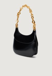 Musthave musta nahk käekott, millel on kaarjas siluett, sile tekstuur ning kuldne ahelast rihm, millel on ovaalsed lingid. nähtava riistvara pole.