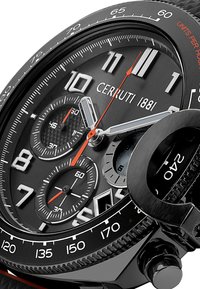 Orologio Cerruti 1881 con quadrante nero testurizzato, indici delle ore argentati, dettagli arancioni e cinturino nero. Include sottodial del cronografo e un quadrante distintivo.