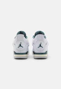 Jordan AIR JORDAN 4 RETRO UNISEX - Basketball shoes - white/oxidized green/neutral grey