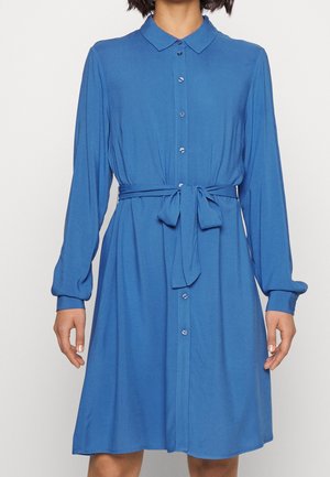 Blaues Hemdkleid mit Kragen, langen Ärmeln und gebundenem Taillengürtel. Weicher Stoff mit glatter Textur und dezentem Glanz, endet über dem Knie.