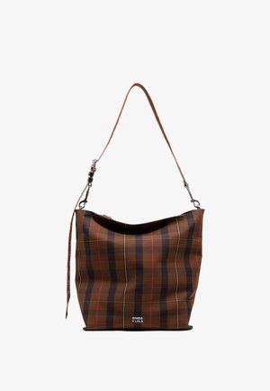 Brązowa torba na ramię w kratkę z czerwonymi i czarnymi akcentami, wykończona brązowym paskiem z faux skóry i srebrnymi detalami. Logo na dole.