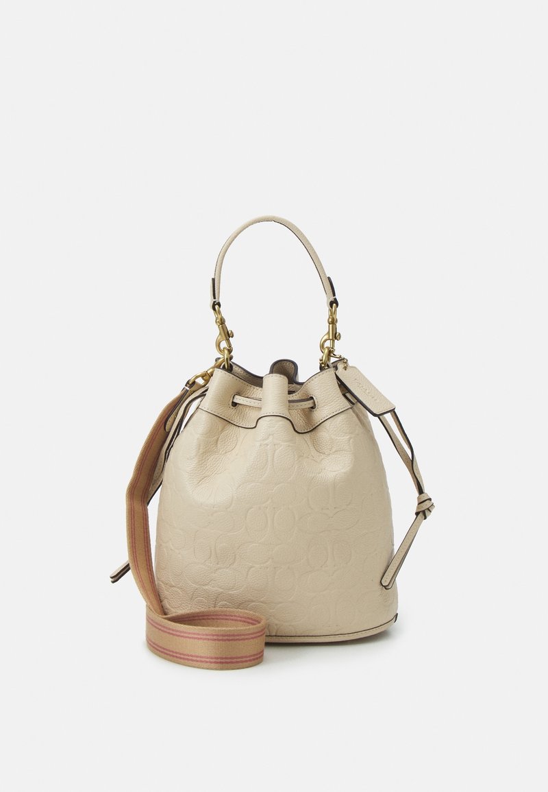 Borsa a secchiello in pelle beige con un motivo testurizzato, hardware in tonalità oro e tracolla regolabile con strisce rosa e beige.