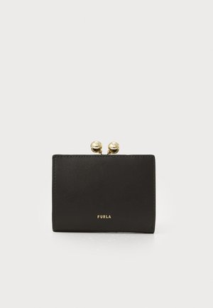 Portefeuille en cuir noir avec une texture lisse, doté d'une fermeture par clip avec deux spheres dorées et du logo "FURLA" en relief sur le devant.