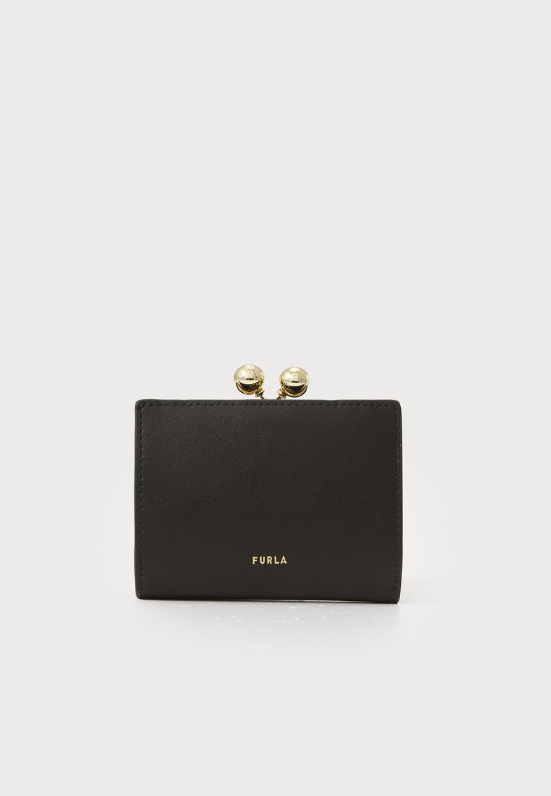 Portefeuille en cuir noir avec une texture lisse, doté d'une fermeture par clip avec deux spheres dorées et du logo "FURLA" en relief sur le devant.