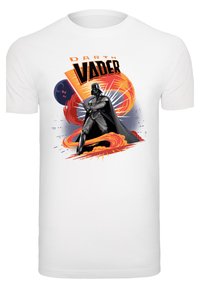 Balta marškinėliai su grafika, vaizduojančia Dārtą Viderį, ant kurių bold oranžinė tekstas "DART VADER" ir gyvybinga, sukanti fono dizainas.