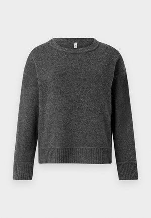 Suéter de punto gris oscuro con cuello redondo y mangas largas. Presenta puños y dobladillo acanalados, hecho de una tela suave y texturizada.