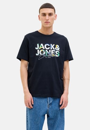 Camiseta de algodón en color navy con un estampado gráfico multicolor de "JACK & JONES Essentials" en la parte delantera. Manga corta, escote redondo.