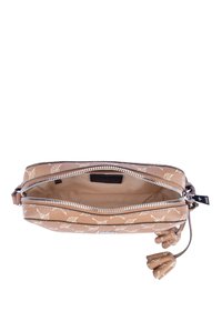 Borsa in pelle marrone con motivo bianco, chiusura con zip e interno beige. Presenta frange sulla cerniera e una superficie testurizzata. Forma rettangolare compatta.