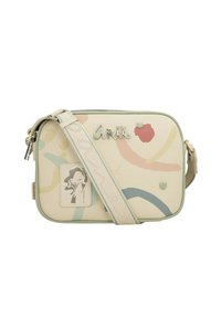 Bolso cruzado beige con patrones abstractos coloridos, herrajes plateados, una etiqueta decorativa y una correa verde. Cierre con cremallera, forma rectangular.