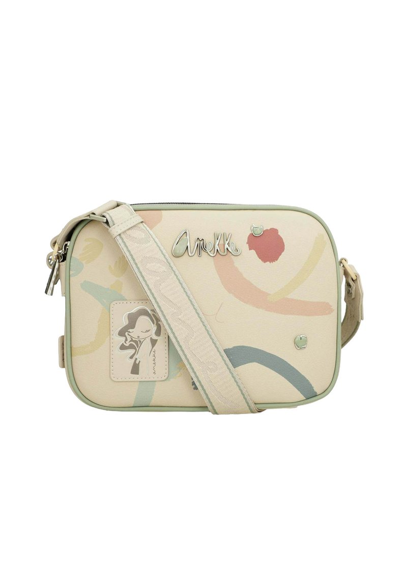 Bolso cruzado beige con patrones abstractos coloridos, herrajes plateados, una etiqueta decorativa y una correa verde. Cierre con cremallera, forma rectangular.