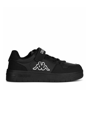 Czarny niskoprofilowy sneaker z sznurówkami i paskiem na rzep, z białym logiem dwóch siedzących postaci tyłem do siebie po bokach.