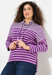 Pullover a righe viola e viola chiaro con colletto a cowl e cordini, con maniche lunghe e spacchi laterali, realizzato in tessuto morbido.
