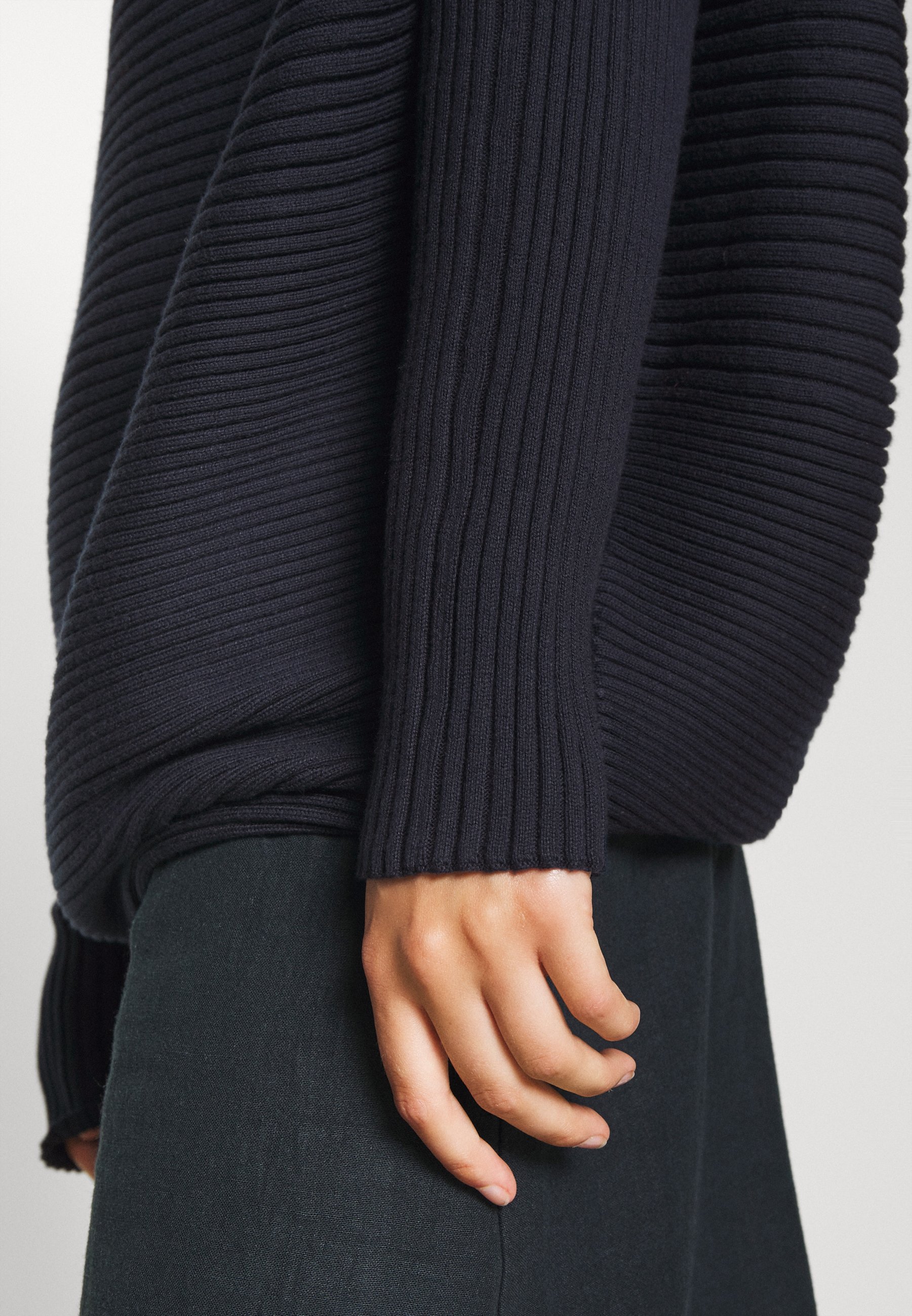 DESIGNERS REMIX ROBIN DRAPE Trui navydonkerblauw DESIGNERS REMIX ANTICO CABLE Trui lavender Zalando.nl