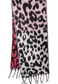 Strikket tørklæde med en gradient-design i pink, grå og rød, prydet med sort leopardprint og frynsekanter. Blød tekstur.
