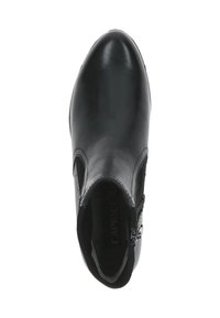 Bota de cuero negra hasta el tobillo con punta afilada, cierre lateral con cremallera y textura suave, con un hardware mínimo y un diseño simple.