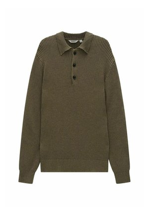 Olivgrön stickad tröja med ribbad textur, en krage och tre svarta knappar. Har lång ärm och en figurnära midja.