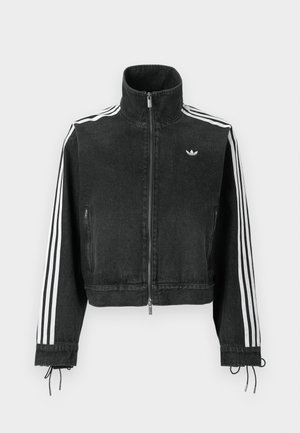 Veste en denim noire avec col montant, accents blancs à trois bandes sur les manches, fermeture éclair et cordons ajustables aux poignets.