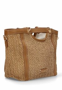 Bolso tote de paja trenzada con acentos de imitación de cuero marrón, que presenta asas dobles, una superficie texturizada y una pequeña placa de logo en el frente.