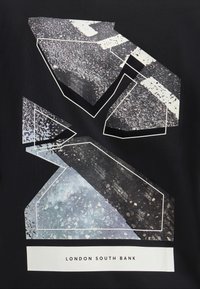 Formes géométriques abstraites avec texture de route et contours blancs au-dessus du texte "LONDON SOUTH BANK" sur fond noir.