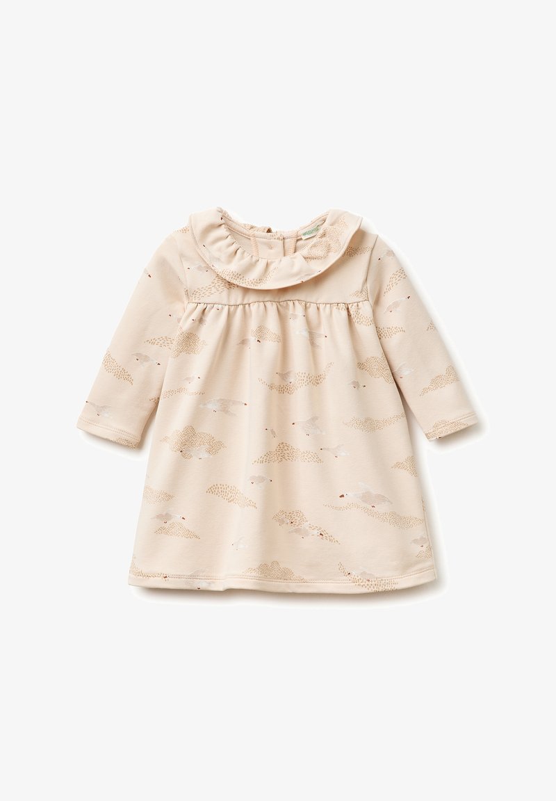 Abito beige per neonati a maniche lunghe con colletto a volant e motivo sottile di uccelli e nuvole, realizzato in tessuto morbido.