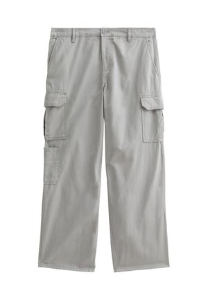 Pantalones cargo de color gris claro con múltiples bolsillos laterales, un corte relajado y cierre de botón. Fabricados en algodón con un acabado de tela texturizada.