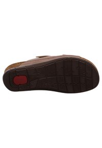 Scarpa marrone slip-on con suola testurizzata e un accento rosso. Materiale superiore morbido e soletta imbottita per il comfort.