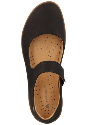 Sort læder Mary Jane-sko med rund tå, perforeret sål og Velcro-rem. Naturlig tan indvendig og minimale syninger.