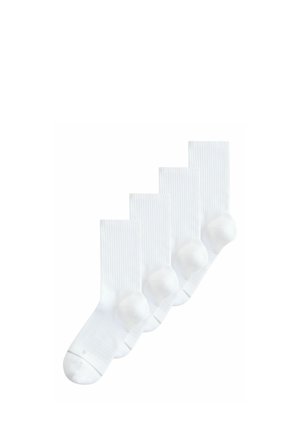 Cztery białe skarpetki dla załogi z prążkowanymi ściągaczami i wzmocnionymi piętami, ułożone na siebie na białym tle.