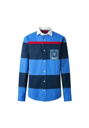Camisa a rayas azul y marino con acento rojo, de botonadura frontal y cuello blanco. Presenta un bolsillo en el pecho con un emblema azul y detalles de costura.