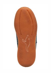 Orangene Gummisohle mit strukturierten Rillen, mit einem nicht abfärbenden Design. Die Seite zeigt eine hell gemusterte Mesh-Oberfläche in Blau und Grün.