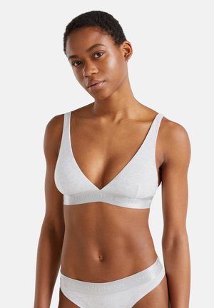 Hellgrauer BH mit tiefem Ausschnitt, weichem Material und einem breiten, elastischen Bund mit dem Aufdruck "UNITE COLORS OF BENETTON".