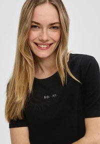 s.Oliver MIT SCHRIFT - T-Shirt basic - schwarz