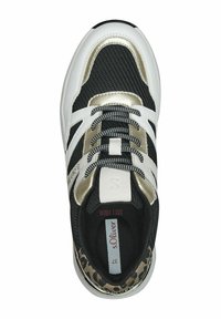 Sneaker bianco e nero con accenti dorati, upper in mesh, tessuto testurizzato e dettagli con stampa leopardata sulla suola. Presenta lacci neri.