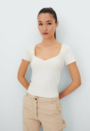 MIT HERZAUSSCHNITT - T-shirt z nadrukiem - white