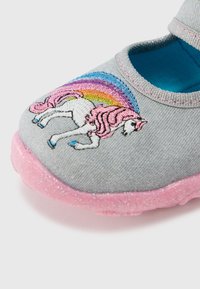 Grauer Stoffschuh mit einer pinken, glitzernden Sohle. Verziert mit Einhorn-Stickerei und einem Regenbogen in Pastellfarben. Schlupfschuh mit abgerundetem Zehenbereich.