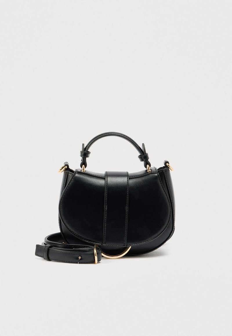 Sac à main en cuir noir à silhouette courbée, accents dorés et bandoulière amovible. Il comporte une poignée supérieure et des détails de couture verticale.