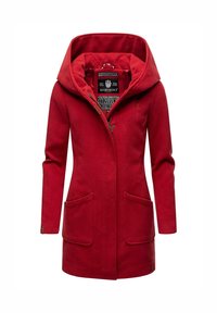 Cappotto rosso in lana con un grande cappuccio, tasche frontali e chiusura con zip. Presenta una texture liscia e un sottile emblema sul petto.