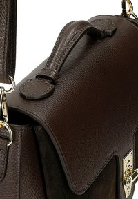 Borsa a mano in pelle marrone con finitura testurizzata, chiusura a pattina, hardware dorato e manico corto. Presenta una sezione in suede a contrasto.