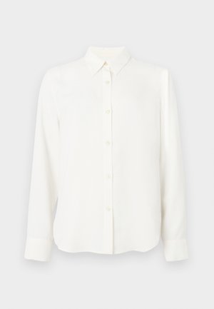 Biała koszula z długim rękawem, zapinana na guziki, z kołnierzykiem i mankietami, o prostym i gładkim wzorze, prezentowana na białym tle.